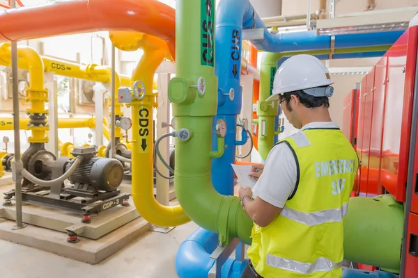 Ingeniero Asiático Con Gafas Que Trabajan Sala Calderas Comprobación Mantenimiento — Foto de Stock