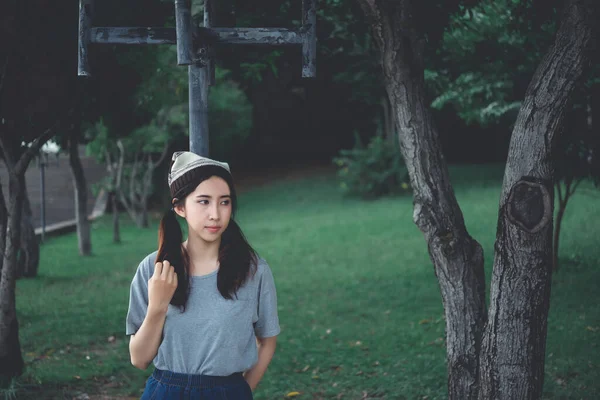 Lonely Asian Woman Stand Alone Park Sad Thai Woman Think — Fotografia de Stock