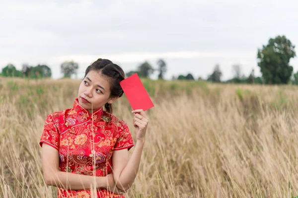 Asiatin Posiert Feld Mit Roten Umschlägen Der Hand Frohes Chinesisches — Stockfoto