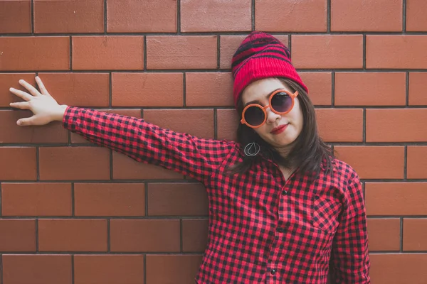 Portret Azjatycki Hipster Dziewczyna Tle Cegły Ściany — Zdjęcie stockowe