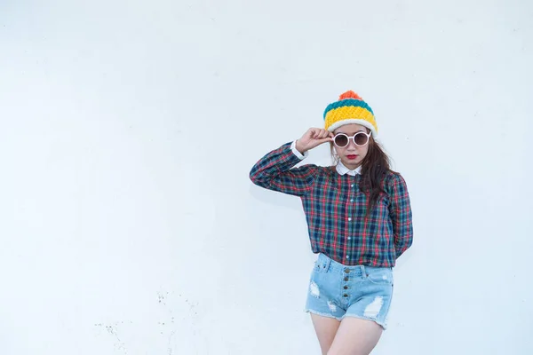 Asiatische Hipster Mädchen Posieren Für Ein Foto Auf Weißen Wand — Stockfoto