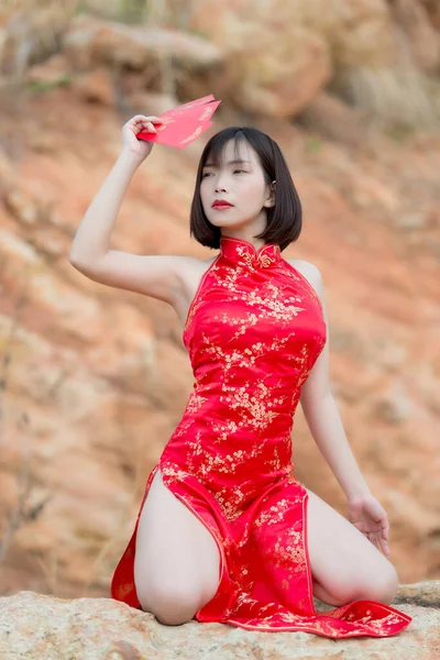 穿着旗袍的美丽的亚洲性感女人的画像 泰国人 中国新年快乐的概念 — 图库照片