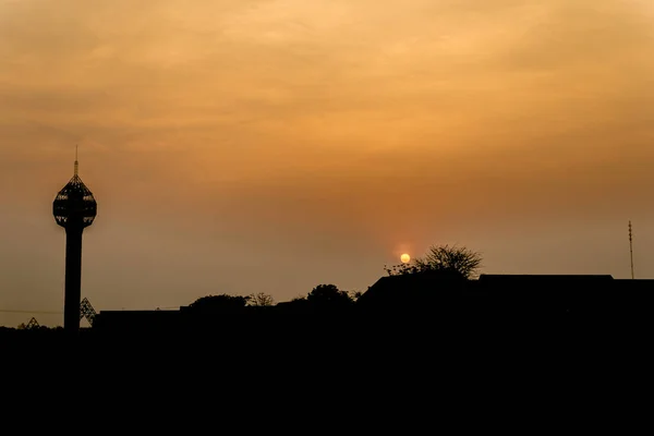 塔のシルエットと抽象的な背景の日没の建物 夕暮れ — ストック写真