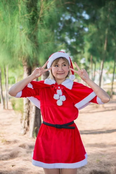 Bonita Jovem Mulher Asiática Santa Claus Roupas Livre — Fotografia de Stock