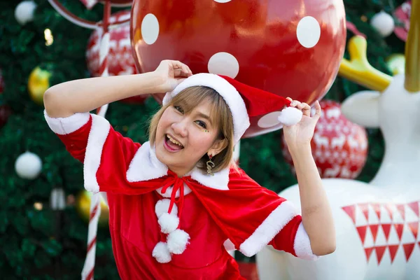 Bella Giovane Donna Asiatica Vestiti Babbo Natale All Aperto — Foto Stock