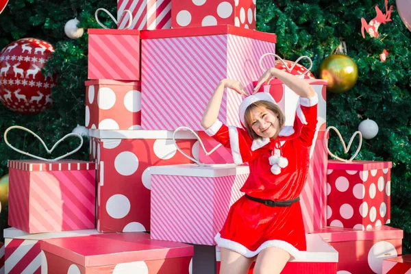 Mooie Jonge Aziatische Vrouw Santa Claus Kleding Buiten — Stockfoto