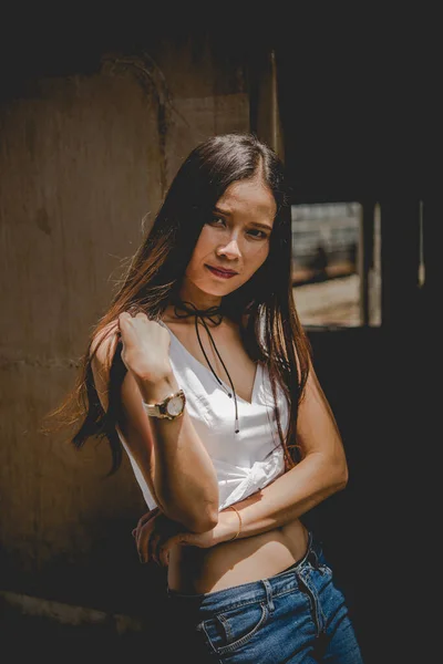 Uma Menina Bonita Com Cabelos Longos Camisa Branca Jeans Posa — Fotografia de Stock