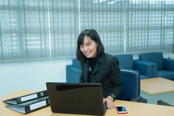 Asiatica Donna Affari Che Lavora Sulla Scrivania Ufficio Thailandia Lavoratrice — Foto Stock