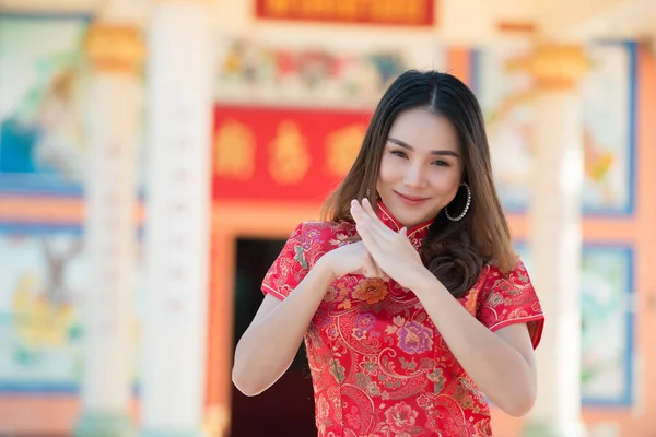 Retrato Hermosa Mujer Asiática Vestido Cheongsam Tailandia Personas Concepto Feliz — Foto de Stock