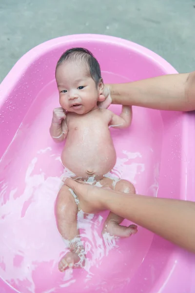 Zbliżenie Azji Dziecko Wziąć Prysznic — Zdjęcie stockowe