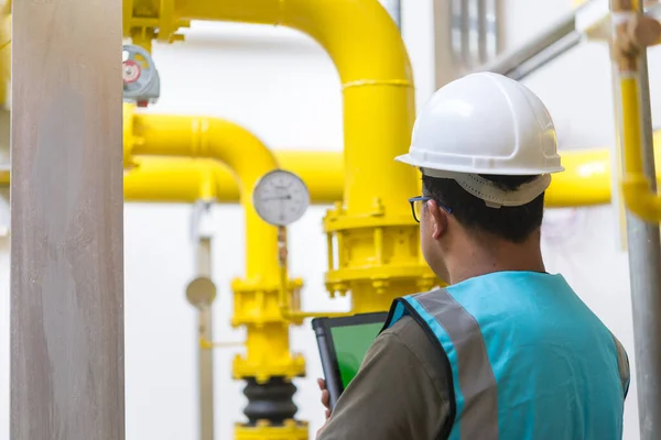 Ingeniero Asiático Con Gafas Que Trabajan Sala Calderas Comprobación Mantenimiento — Foto de Stock