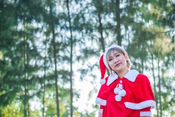 Hermosa Joven Asiática Mujer Santa Claus Ropa Aire Libre —  Fotos de Stock