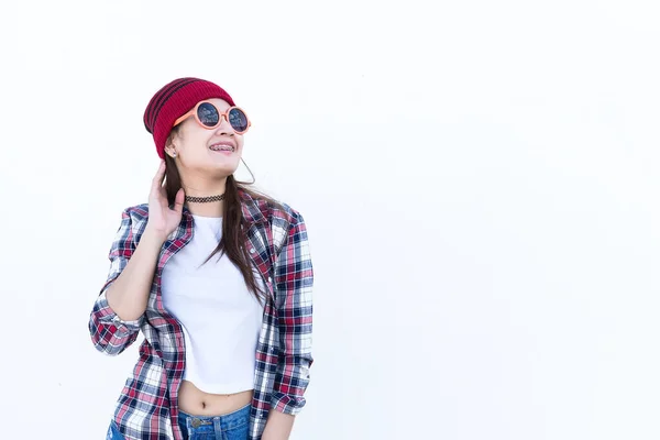 Porträt Der Schönen Asiatischen Hipster Mädchen Auf Weißem Wandhintergrund — Stockfoto