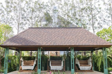 Yatağın yanında yüzme havuzu, dinlenme zamanı.