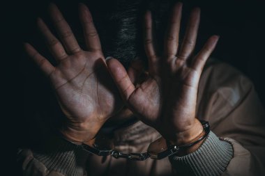 Şüpheli soruşturmada tutuklandı. Gerçeği öğrenmek için sorgulandı. Hırsız polis tarafından yakalandı.