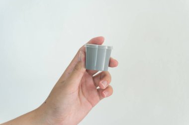 Beyaz arka planda el ele tutuşan tabure