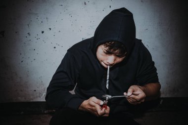 Asyalı erkekler eroin bağımlısıdır. Flakka ya da zombi ilacı tehlikeli, Tayland uyuşturucu konseptine hayır
