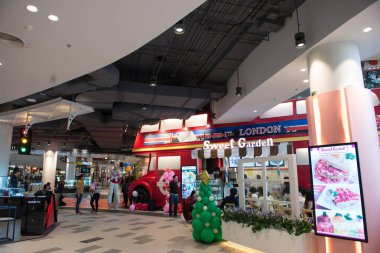 Korat - Tayland - 24 Aralık 2016: Tanımlanamayan kişiler yoğun bir şekilde birlikte 21. Terminal 'de sahne aldılar. Burası çok ünlü bir alışveriş merkezi.