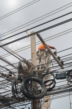 Nakhonratchasima, Tayland 25 Eylül: Elektrikçiler yüksek voltaj direklerinin ana kablolarını değiştiriyorlar. 25 Eylül 2016 tarihinde Tayland 'ın Nakhonratchasima kentinde