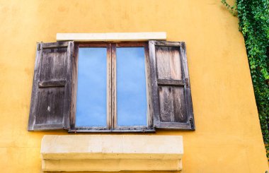 Binanın ön cephe detaylarının yakın görüntüsü