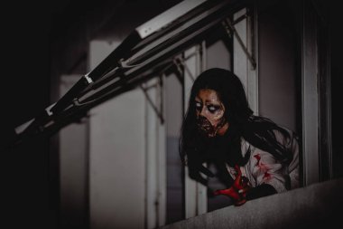 Asyalı kadın portresi kanla, korku sahnesiyle, korkunç geçmişiyle, Cadılar Bayramı posteriyle, Taylandlı insanlarla dolu.