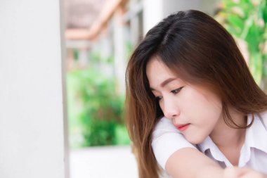 Güzel Taylandlı öğrenci portresi, açık havada sevimli Asyalı kız, Tayland halkı, modern öğrenci Hobbie, bekar kadın yaşam tarzı.