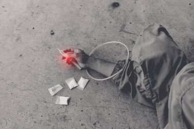 Asyalı adam aşırı dozdan bayıldı. Dünya uyuşturucu günü konsepti, narkotik ölüme neden oluyor..