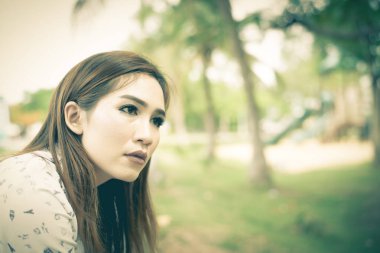 Güzel Asyalı bir kadının dışarıda poz verirken çekilmiş fotoğrafı. 