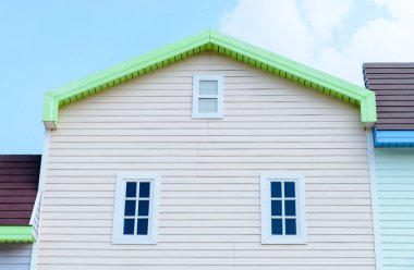 Ahşap duvardaki pencereler düşük açılı