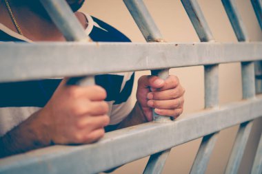 Demir hapishaneyi, esir konseptini, Tayland halkını, özgür olmayı umut eden suçluları yakalamak için çırpınan adamların elleri..