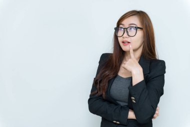 İş kadını, beyaz arka planda, Taylandlılarda ve sekreter kız düşüncelerinde izole edilmiş fikirler düşünür.