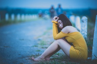 Güzel Taylandlı kadın karşılıksız aşktan çok üzgün, yeniden düşün, düşün, eski tarz, karanlık ton, kırık kalp, Asyalı kız