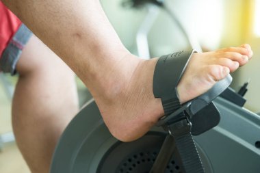 Erkek elleri araba makinesini tutuyor.