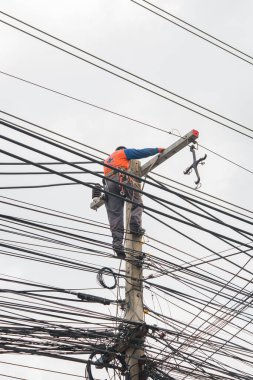 Nakhonratchasima, Tayland 25 Eylül: Elektrikçiler yüksek voltaj direklerinin ana kablolarını değiştiriyorlar. 25 Eylül 2016 tarihinde Tayland 'ın Nakhonratchasima kentinde