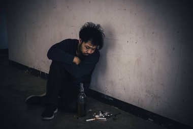 Asyalı erkekler kendi damarlarına eroin enjekte eden uyuşturucu bağımlılarıdır. Flakka ya da zombi ilacı tehlikeli, Tayland uyuşturucu konseptine hayır, ıssızlıktaki kötü adam uyuşturucuları.
