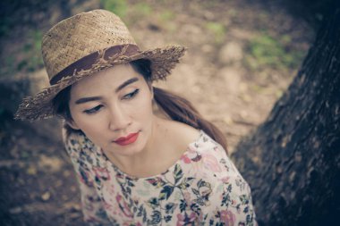 Güzel Asyalı üzgün kadının kalbini aşktan kırıyor, kızın kalbini sevgilisinden ayırıyor.