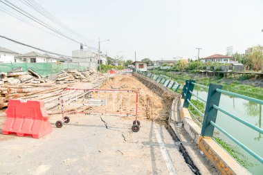 Akbaba ve kazanın yol açtığı bozuk bir yol.