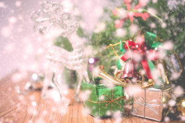 Karla süslenmiş Noel