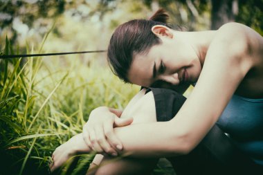 Üzgün kadın, karşılıksız aşk bağcıklarıyla ağlıyor.