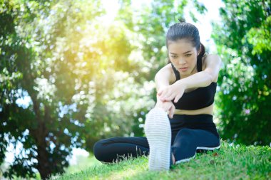 Asyalı kadın sabah antrenmandan önce ısınır, hayat boyu zayıf kız egzersizi.