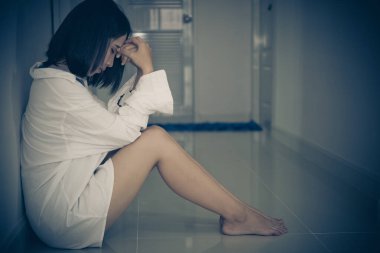 Asyalı kadın aşktan üzgün, erkek arkadaş stresi, kalp kırıcı kadın konsepti, Taylandlı insanlar yüzünden endişeli.