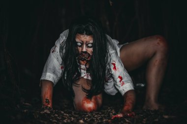 Asyalı kadın portresi hayalet yüzü, korku sahnesi, korkunç arka plan, Cadılar Bayramı posteri.