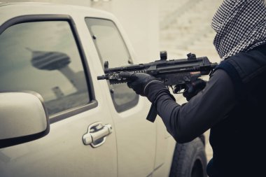 Teröristler yakın mesafede, Haydutlar silahlarını arabaya doğrultuyor, Taylandlılar, hırsızlar ıssız yerlerde baskın yapıyor.
