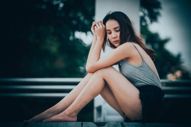 Güzel Taylandlı kadın karşılıksız aşktan çok üzgün, yeniden düşün, düşün, eski tarz, karanlık ton, kırık kalp, Asyalı kız