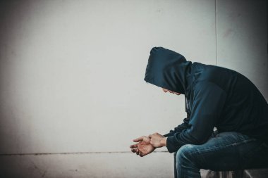 Asyalı bir adam aşktan üzgün, endişeleniyor çünkü kız arkadaş stresi, kalp kırıcı adam konsepti, Taylandlı insanlar...