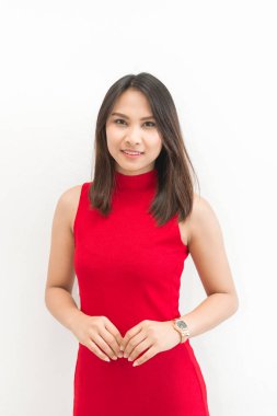 Kırmızı elbiseli güzel Asyalı kadın beyaz arka planda fotoğraf çek, gülümseyen zayıf kız.