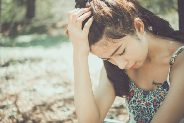 Asyalı, üzgün, güzel bir kadın. Gereksiz aşktan. Sevgilisi hakkında çok şey düşünüyor.