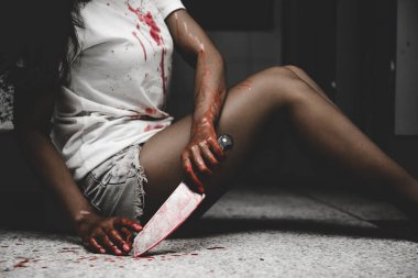 Güzel Asyalı kadın, cinayet konsepti, cesette kan, korku sahnesi.