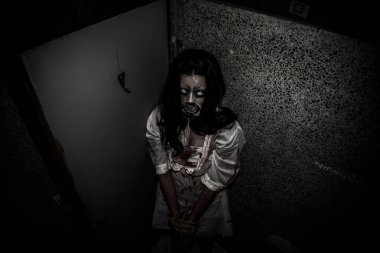 Asyalı kadın portresi kanla, korku sahnesiyle, korkunç geçmişiyle, Cadılar Bayramı posteriyle, Taylandlı insanlarla dolu.