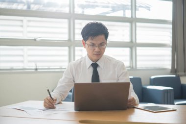Genç iş adamları ofiste çalışıyor, aydınlık oda, güneşli gün, parlak hava